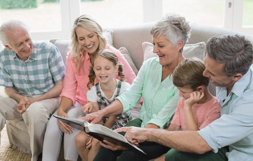 Famille regardant un album photo souvenirs illustration famille