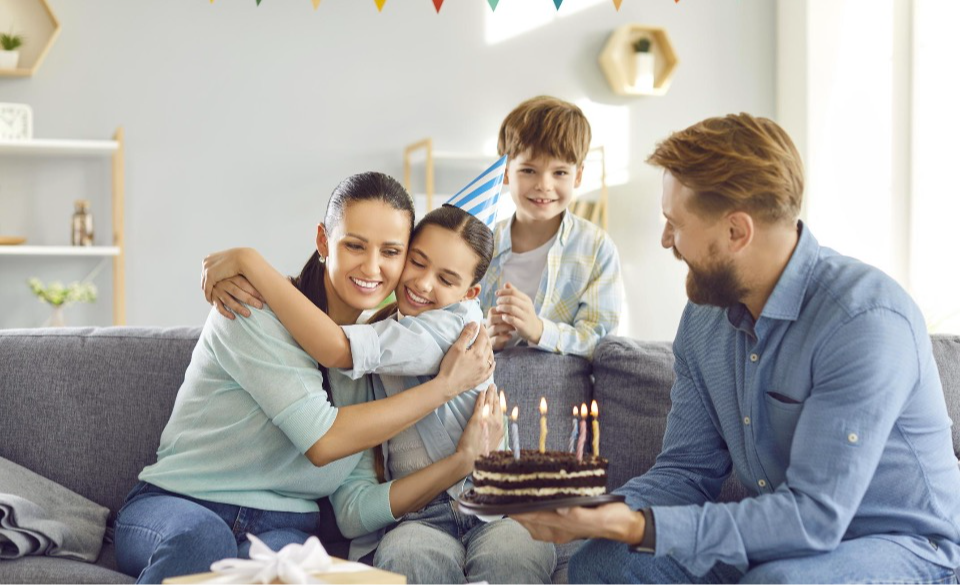 famille célébrant un anniversaire autour d'un gâteau illustration calendrier anniversaire