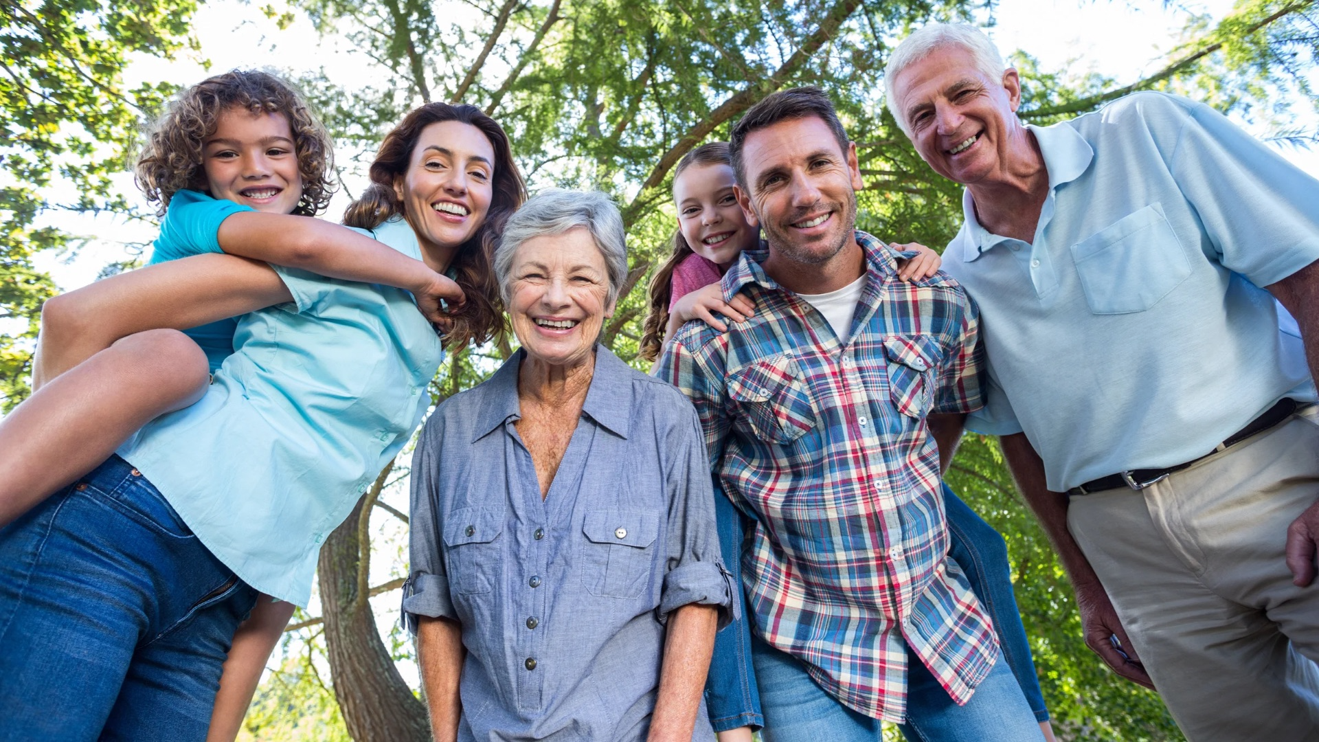 famille multigénérationnelle souriante arbre généalogique familial personnalisé