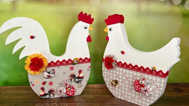 Ensemble poule et coq en bois, finition blanche et dentelle
