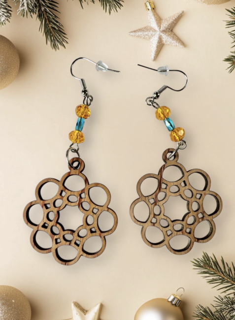 Boucles d'oreilles légères en bois de palissandre motif arabesque, fabrication artisanale française.