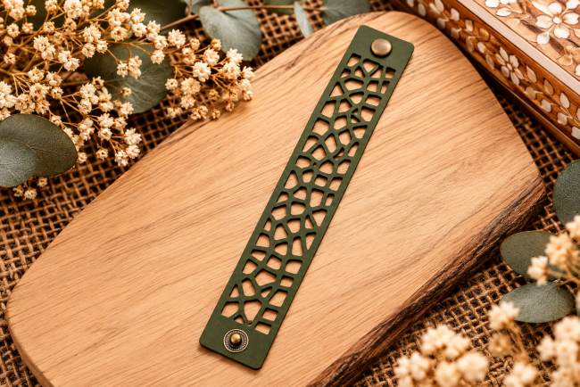 Bracelet manchette homme en cuir véritable kaki de 23 cm, motif mosaïque ajouré et fermeture à bouton-pression métallique