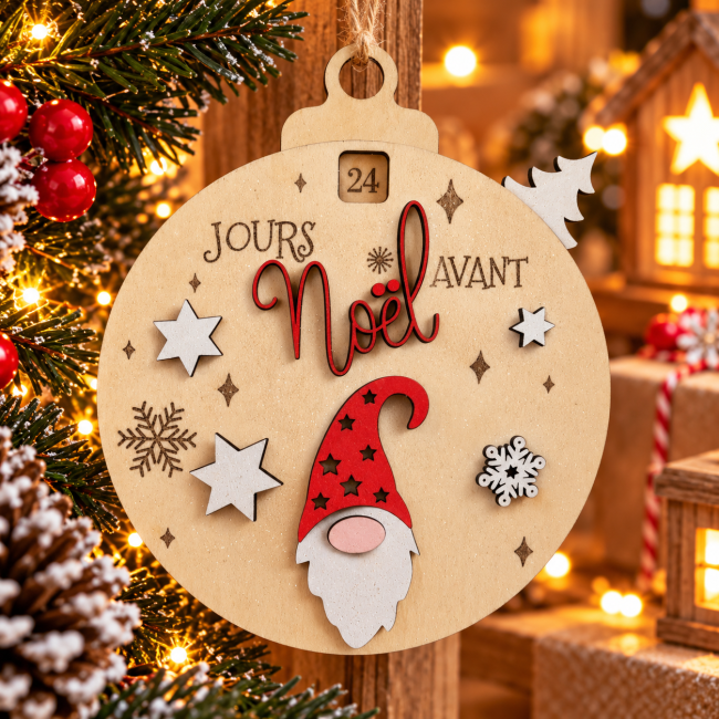 Compte à rebours Noël artisanal en bois – Gnome et sapin blanc Compte à rebours Noël en bois avec gnome rouge, étoiles blanches et mécanisme sapin blanc