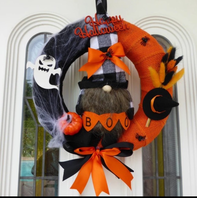 Couronne Halloween accrochée à la porte – L’atelier du Val-Rousergue Couronne artisanale pour porte d’entrée Halloween