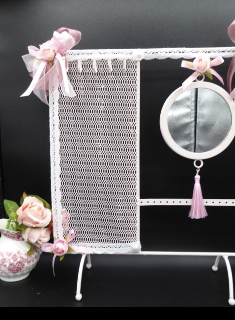 Zoom sur les finitions en satin et organza Détail dentelle et fleurs du porte-bijoux rose