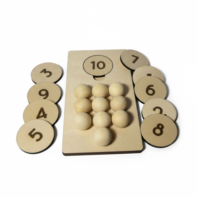 Vue de face du plateau Montessori avec jeton 10