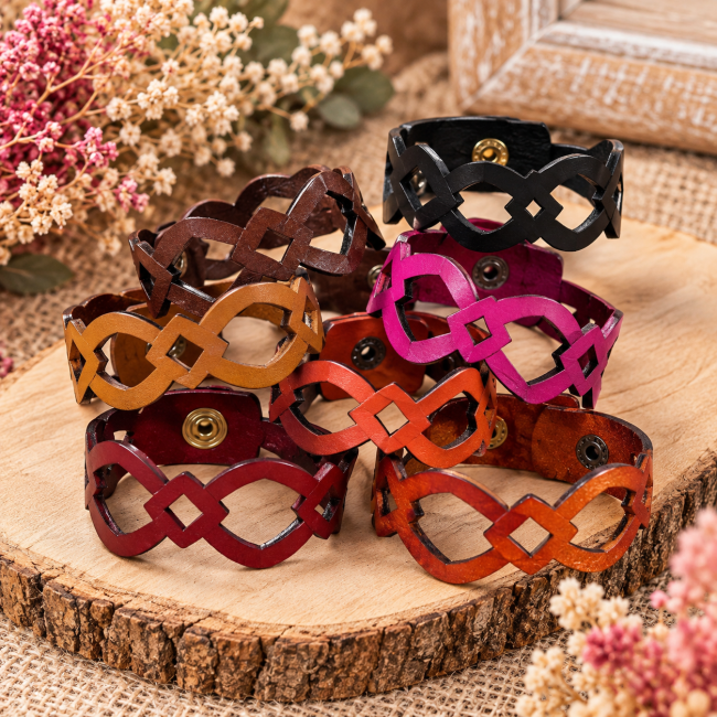 Bracelets en cuir véritable ajouré aux motifs géométriques, plusieurs coloris présentés fermés
