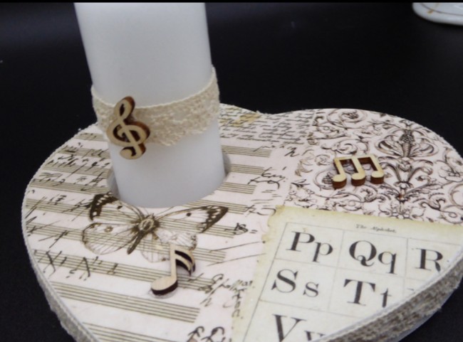 Cœur en bois artisanal – Détail du duo “Musique” Détail du cœur en bois et dentelle – Déco romantique fait main