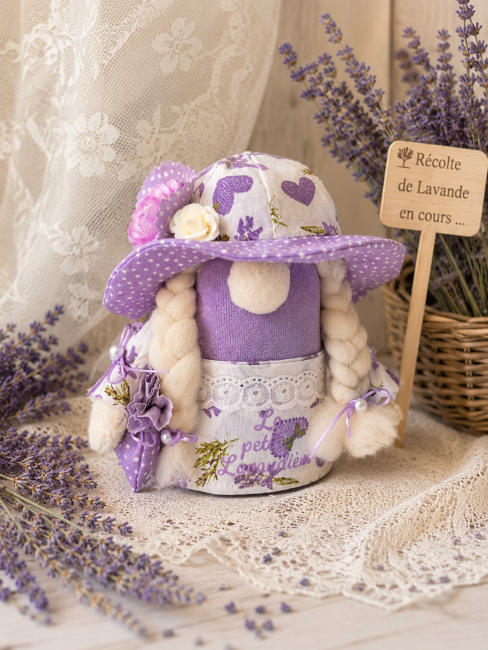 lutine-lavande-artisanal-vue-face Lutine lavande artisanale faite main avec chapeau fleuri et tresses blanches