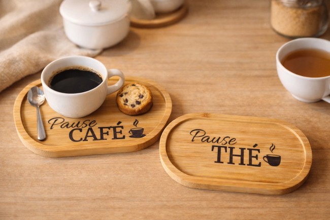 plateaux en bambou gravés pause café et pause thé avec tasse idée cadeau cuisine