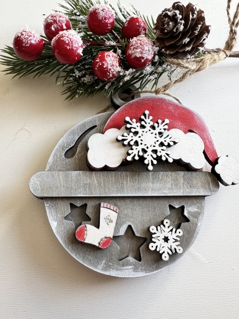 Grelot en bois patiné – Ornement de sapin fait main Ornement de Noël en forme de grelot en bois patiné blanc avec bonnet rouge et flocons