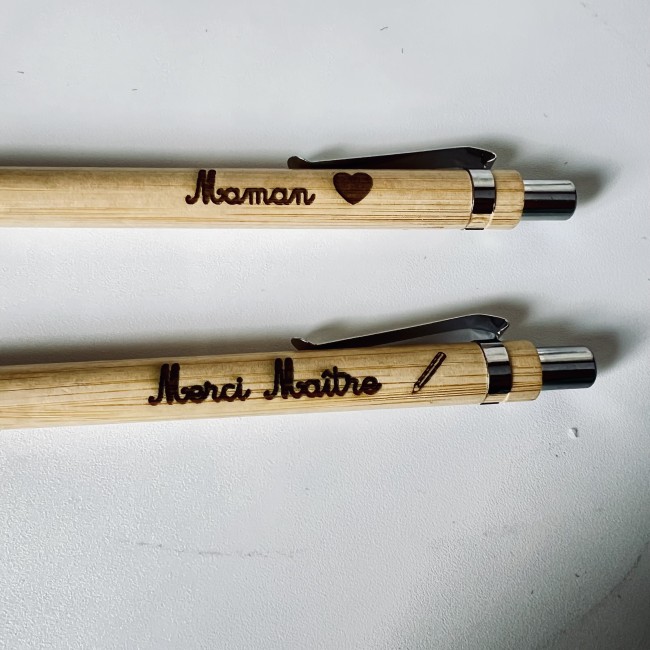 Zoom sur la gravure sur le stylo en bambou 