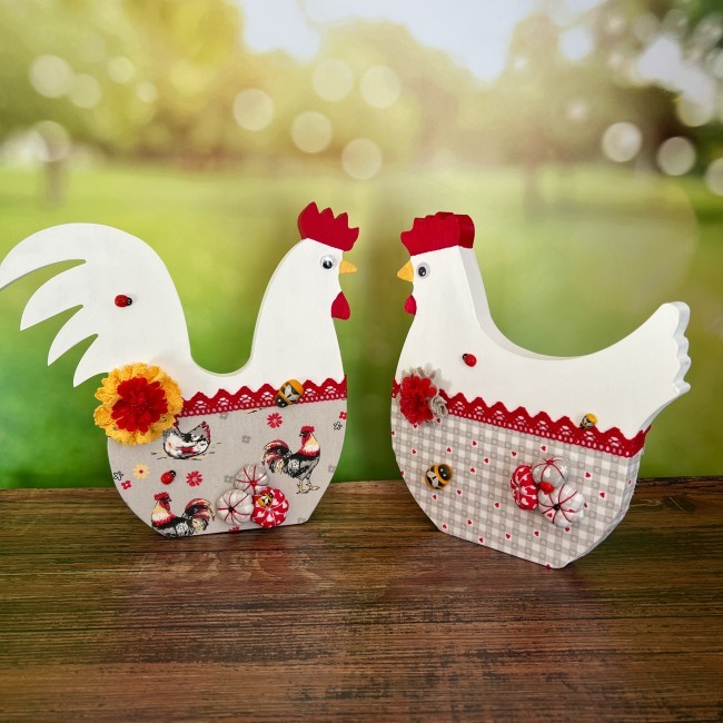 Duo poule-coq–Decoration-Paques Ensemble poule et coq en bois, finition blanche et dentelle