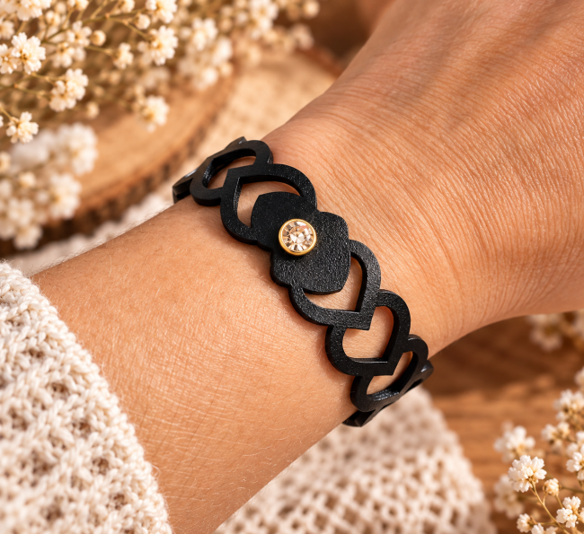 Bracelet cœur noir en cuir porté Bracelet cuir femme noir cœur ajouré porté au poignet