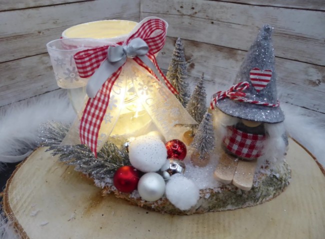 Vue rapprochée du photophore en verre décoré de neige