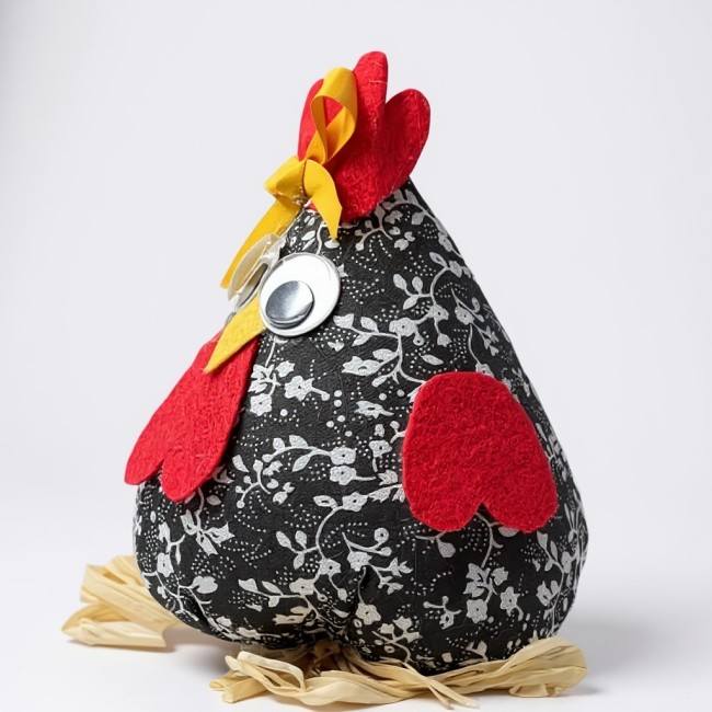 poule décorative artisanale de Pâques profil poule décorative de Pâques en tissu noir fleuri vue de profil