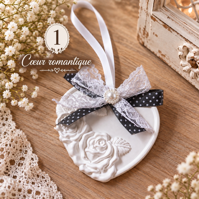 Cœur romantique n° 1 – Diffuseur de parfum artisanal shabby chic Diffuseur de parfum cœur romantique n° 1 en plâtre blanc avec roses en relief, dentelle et ruban noir à pois