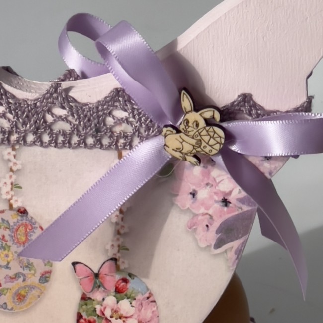 Détail décoration porte œufs poule fait main Détail décoration poule de Pâques ruban et dentelle