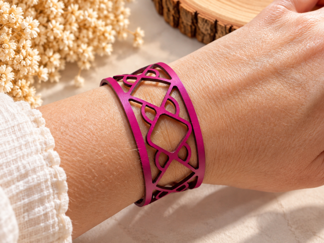 Bracelet femme cuir fuchsia ajouré fait main Bracelet manchette cuir fuchsia femme porté au poignet