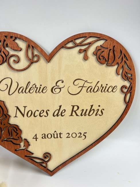 coeur en bois gravé personnalisé avec prénoms décoration murale couple