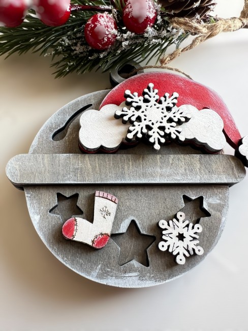 Décoration de Noël artisanale en bois – Grelot rustique Grelot en bois noyer 10x10 cm décoré de flocons en bois et peint à la main