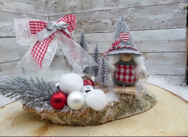 Composition sur rondin de bois décoré rouge et argenté