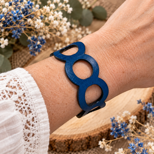 Bracelet femme en cuir bleu à anneaux ajourés, porté au poignet, bijou artisanal fabriqué en France
