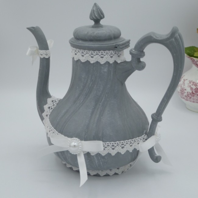 Cafetière relookée gris colombe déco vintage Cafetière décorative gris et dentelle style maison de campagne