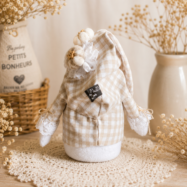 gnome-artisanal-beige-vue-arriere Vue arrière d'un gnome décoratif fait main avec bonnet à carreaux beige et tissu coordonné.
