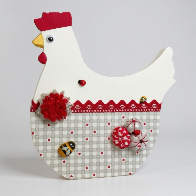 Poule en bois – Décoration de Pâques Style 2 Poule déco de Pâques Style 2 en bois, tissu floral et dentelle
