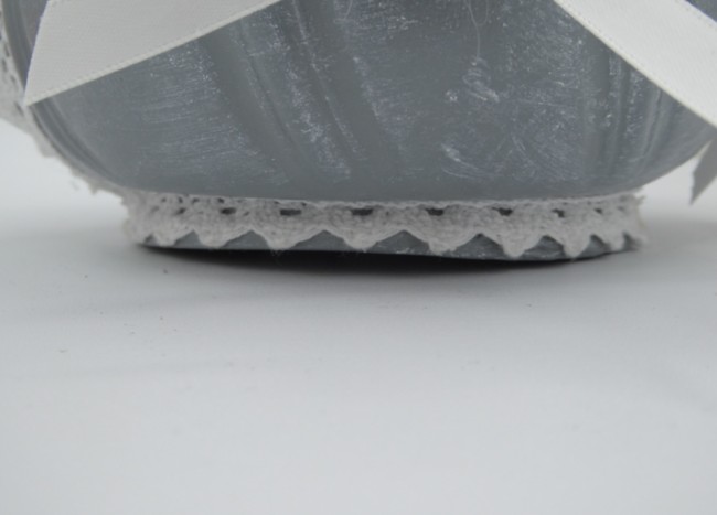 Charme authentique de l’objet vintage Détail du pied usé de la cafetière ancienne