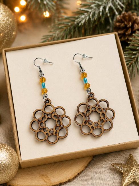 Boucles d'oreilles artisanales en bois de palissandre motif arabesque avec perles orange et turquoise présentées dans un coffret.