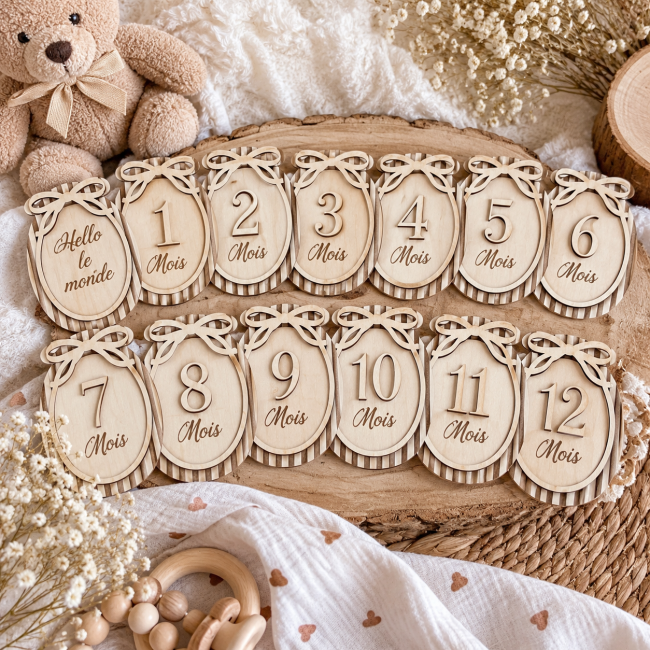 Lot de 13 cartes étapes bébé en bois gravé avec chiffres en relief et petits nœuds