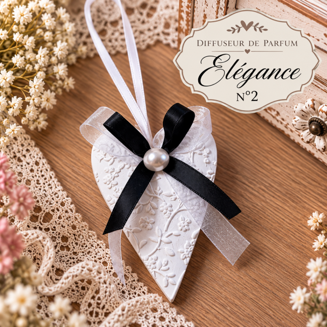 Diffuseur de parfum en plâtre blanc à motifs floraux en relief, orné d'un nœud noir, d'organza blanc et d'une perle. Diffuseur en plâtre Élégance – Cœur noir et blanc