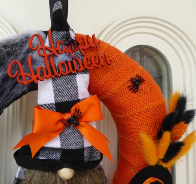 Zoom sur les matériaux naturels de la couronne Halloween Couronne Halloween en toile de jute et fleurs séchées