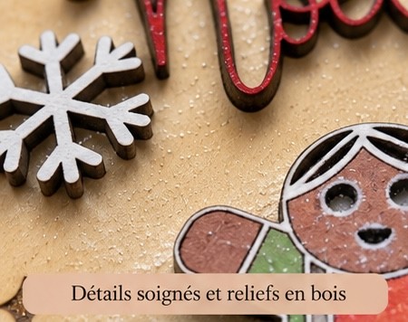 Compte à rebours Noël fait main – Détails en relief Détail des flocons de neige en relief et du bonhomme de pain d’épices coloré sur un compte à rebours de Noël en bois
