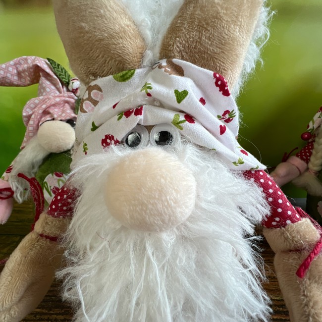 Détail gnome lapin fait main – décoration artisanale détail visage gnome lapin fait main barbe blanche