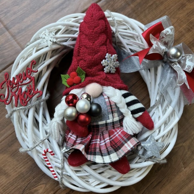 Vue de la couronne artisanale en rotin avec gnome – L'atelier du Val-Rousergue couronne de Noël en rotin avec gnome