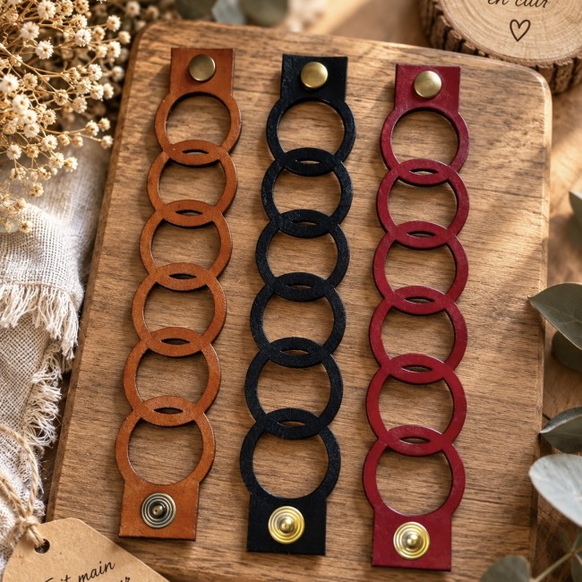 Bracelet manchette femme en cuir – 3 coloris 4D05C290-4CED-46A6-89AB-1E5F39BA5960 Bracelet manchette cuir femme artisanal fauve noir rouge