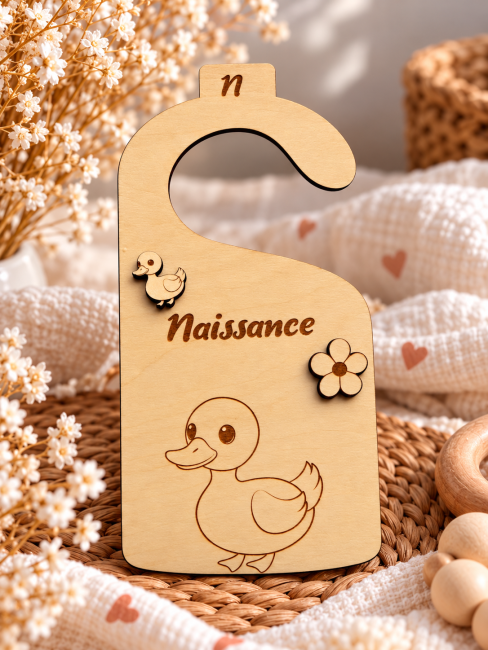 Séparateur vêtements naissance – Canard Séparateur de penderie naissance en bois avec canard gravé et décorations en relief