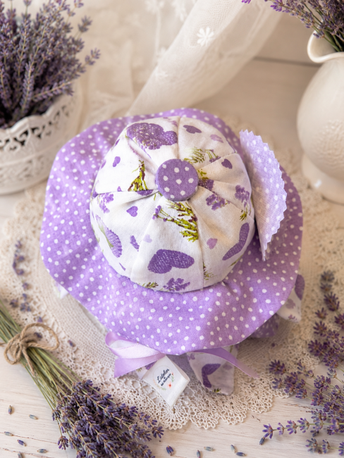 lutine-lavande-gnome-chapeau-fleuri-dessus Chapeau fleuri lutine lavande artisanale tissu provençal violet vue du dessus