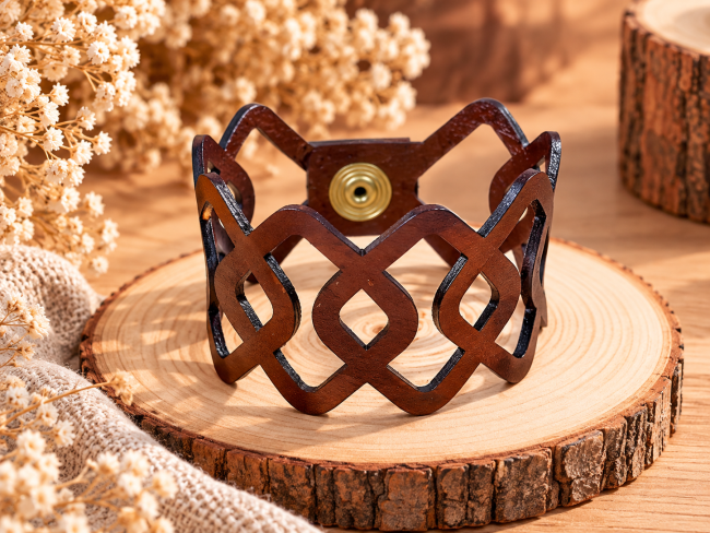 Manchette en cuir ajouré caramel – Fabrication française Manchette artisanale en cuir caramel avec motif géométrique entrelacé et bouton pression