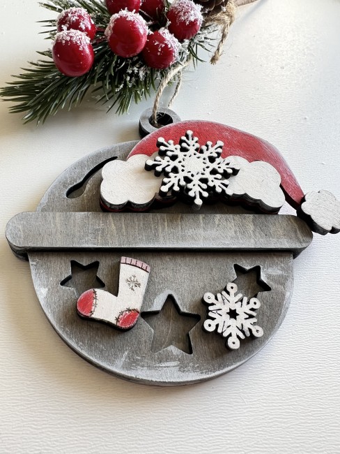 Ornement de Noël en bois – Grelot patiné 10x10 cm Grelot en bois naturel patiné blanc avec flocons découpés et peinture artisanale