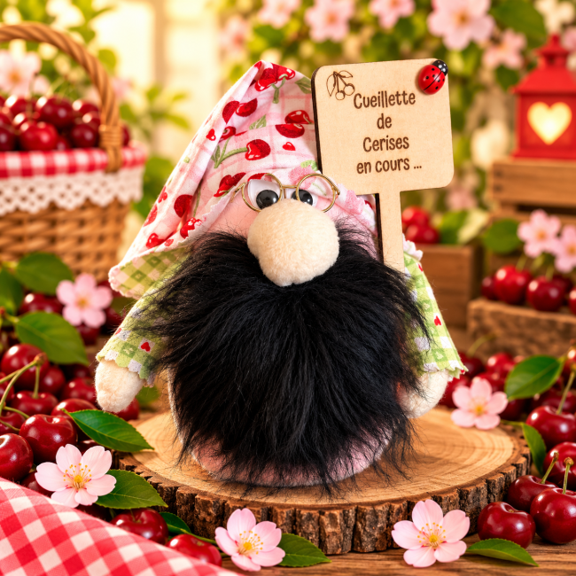 Monsieur Cerise – gnome artisanal Gnome cerise artisanal avec barbe noire et lunettes