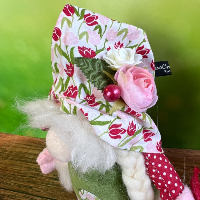 détail du bonnet fleuri du gnome décoratif fait main