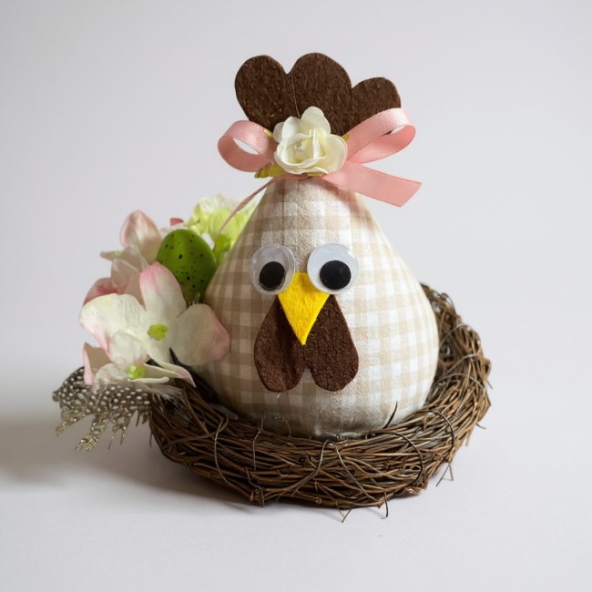 Poule décorative dans un nid pour décoration de Pâques