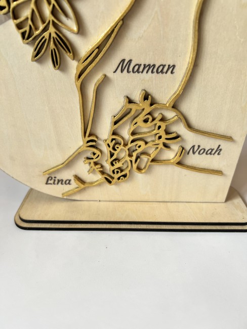 Découpe 3 D de petites mains avec gravure de  prénoms d’enfants	