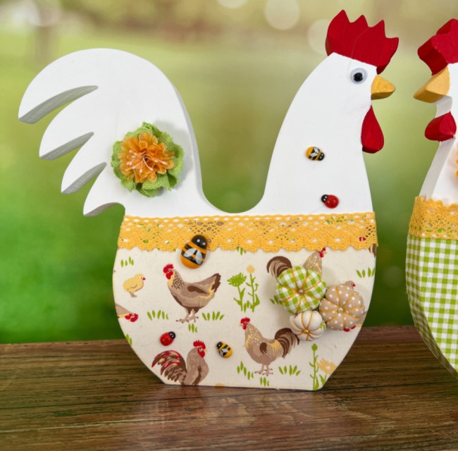 Coq décoratif en bois – L’atelier du Val-Rousergue Décoration de Pâques en bois – Coq artisanal avec dentelle et tissu floral