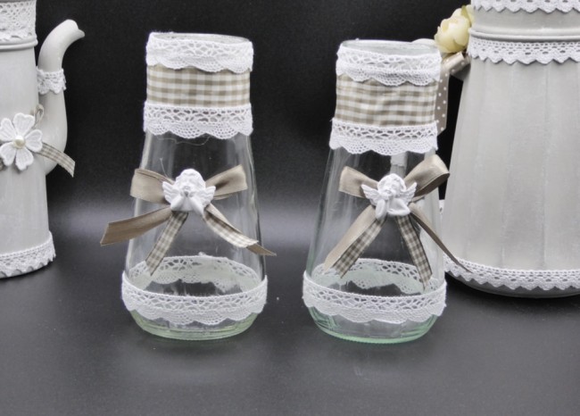 Petit ange décoratif en résine sur vase taupe et blanc Vase campagne chic décoré d’un ange en résine blanche