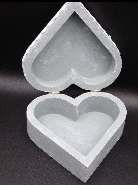 Intérieur de la boîte à bijoux en bois peint et patiné à la main